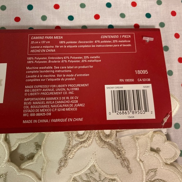 NIW Winter wonderland red poinsettia cluster table runner - Picture 5 of 9